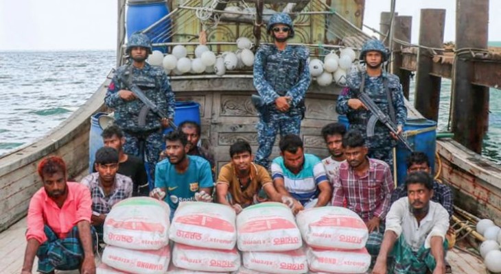 মিয়ানমারে পাচারকালে সিমেন্ট বোঝাই বোটসহ ১১ জন আটক